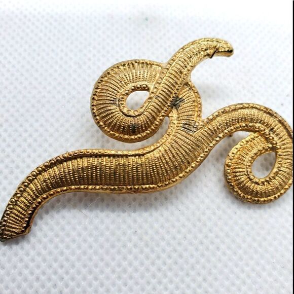 Gold Swirl Brooch - Picture 1 of 3